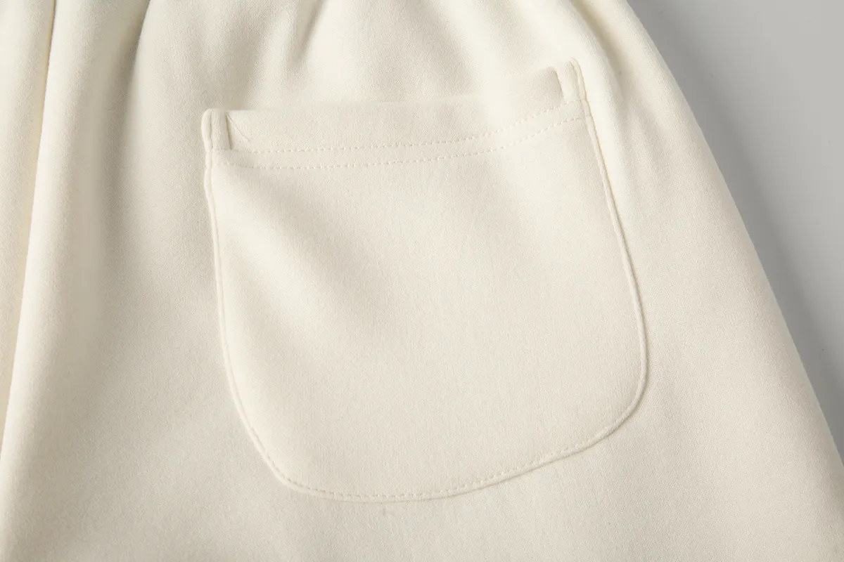 P230 White background picture [Fleet in winter] Style number: 25130# Color: black/navy blue/dark gray/light gray/white gray/beige/light khaki Size: S-XL - Ralph Lauren/Ralph Lauren 2025FW autumn and winter plus velvet contrasting waist design drawstring scimitar version lazy feeling loose couple sweatpants - brushed face velvet lining one piece for winter - custom dyed trouser cord hanging hardware The details are in place - loose fit, scimitar legs, loose upper body without looking too big - RL/lazy autumn and winter sweatpants, a pair of casual sweatpants that are very suitable for CleanFit. Loose fit scimitar fit trousers can be used as couple wear. It has a relaxed feel for daily wear. Contrasting color shakes to increase the overall sense of layering. The sense of drape is visible to the naked eye. The design of the trouser legs can be closed, which can also be very warm and versatile in winter.